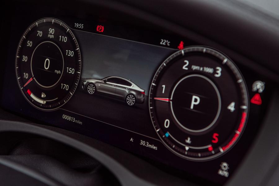Панель приборов Jaguar XE D180 S 2019 года  (UK) (фото 12 из 25)